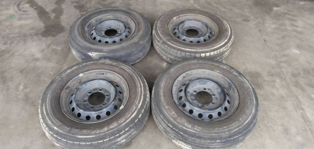 タイヤ 4本 【ブリヂストン1本、グッドイヤー3本】【195/80R15】(中古)【福岡県久留米市】LP07-17534拍卖