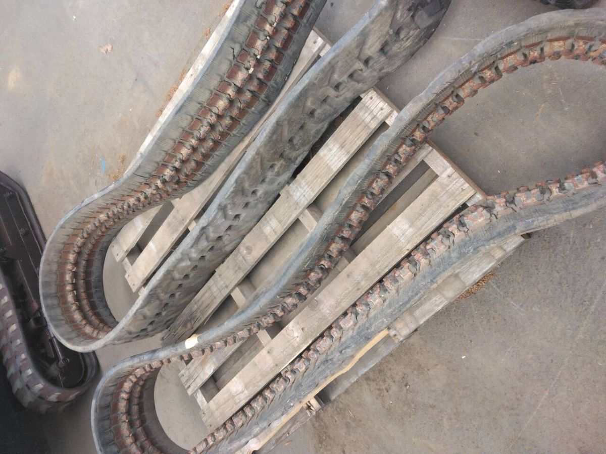 ゴムクローラー 農機具  タイヤ 2本(中古)【茨城県坂東市発】LP04-17790拍卖