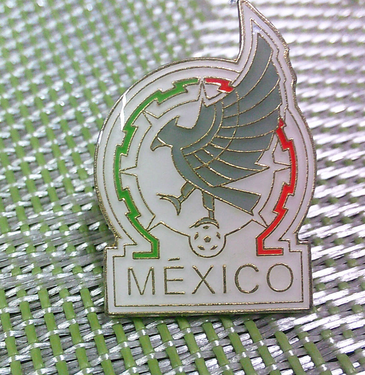 《白MX灰鷲》■新品 ◇サッカー メキシコ代表  MEXICO チーム フットボール■金属ピンバッジ バッチ■ロックバンド.Music 音楽拍卖