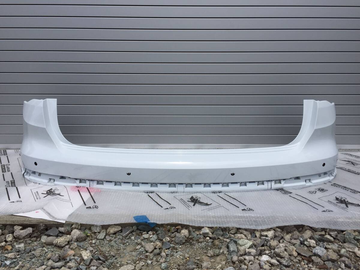 アウディ Q3 3BA-F3DPC 純正 リアバンパー 上部 ソナー穴4か所 白拍卖