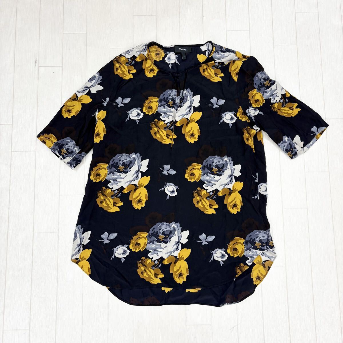 1802〓 Theory セオリー 半袖ブラウス レディース サイズS 花柄 ダークネイビー イエロー トップス カットソー シルク100% カジュアル拍卖