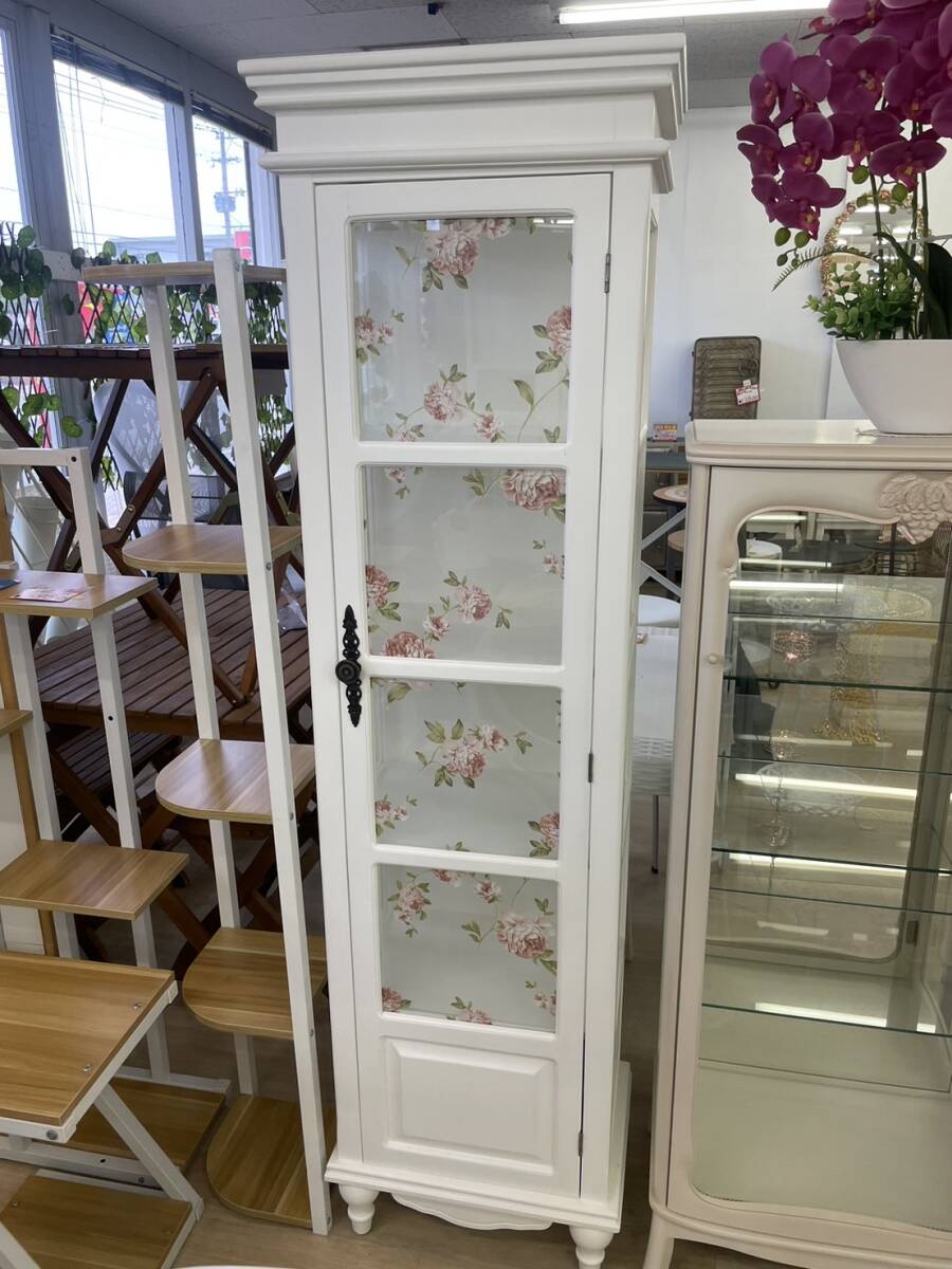 アンティーク風 ホワイト ローズ ガラスキャビネット 本棚 シェルフ 収納 キャビネット 扉付き 戸 ドア付き 食器棚 ガラス バラ拍卖
