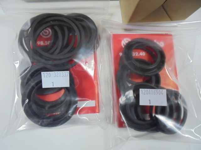 送料税込 26297FE010 26697FE000 ブレンボキャリパー用 安心の純正キャリパーシールキット 一台分 GDB フォレスター レガシ拍卖
