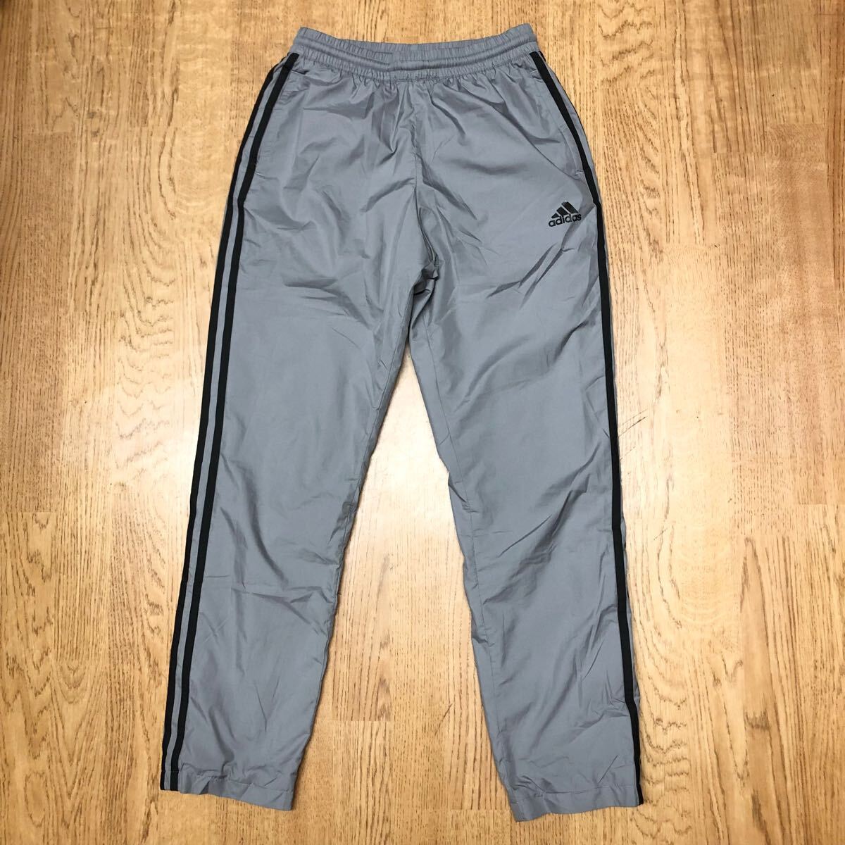 adidas*アディダス メンズS グレー ロングパンツ ボトムス シャカパン ウィンドブレーカー 起毛 ロゴプリント 三本ライン スポーツウェア拍卖