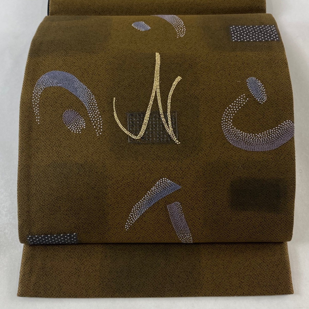 【在庫一掃】 袋帯 美品 逸品 落款 蒋雪英 幾何学 相良刺繍 金糸 焦茶色 お太鼓柄 正絹 【中古】拍卖