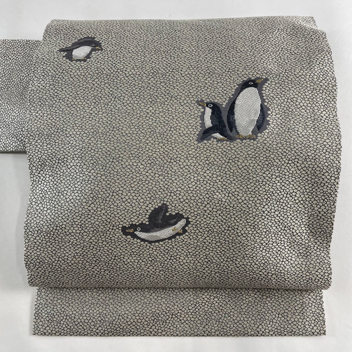 【在庫一掃】 名古屋帯 逸品 ペンギン 金糸 刺繍 ベージュ 正絹 【中古】拍卖