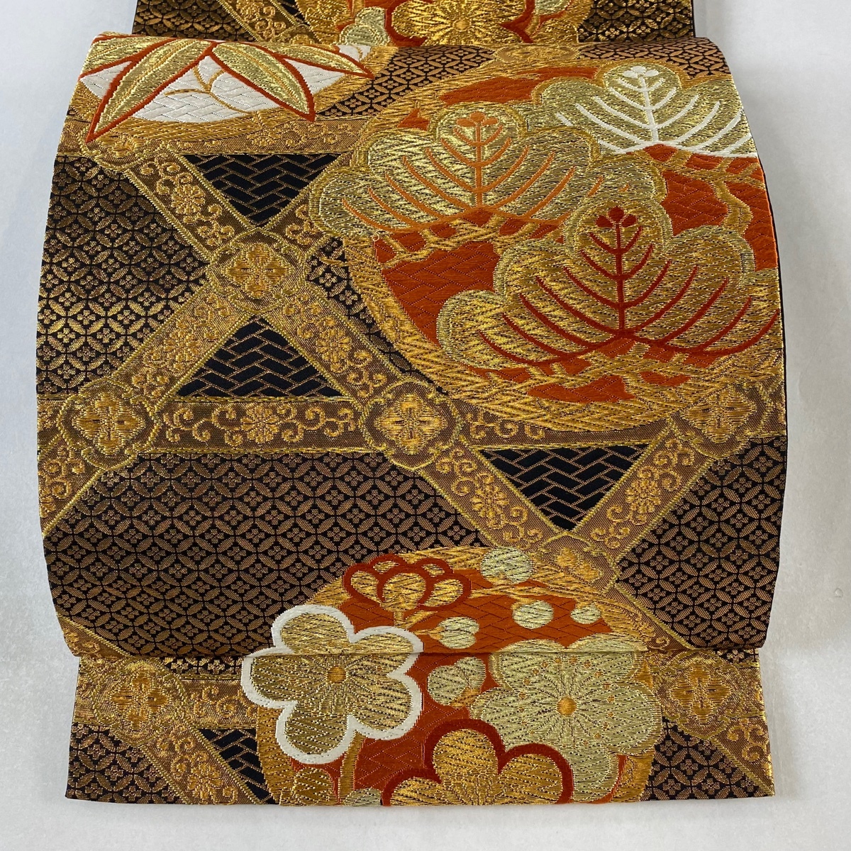 【在庫一掃】 袋帯 美品 逸品 河合美術織物 落款 振袖向き 松竹梅 斜め格子 唐織 金糸 金色 六通 正絹 【中古】拍卖