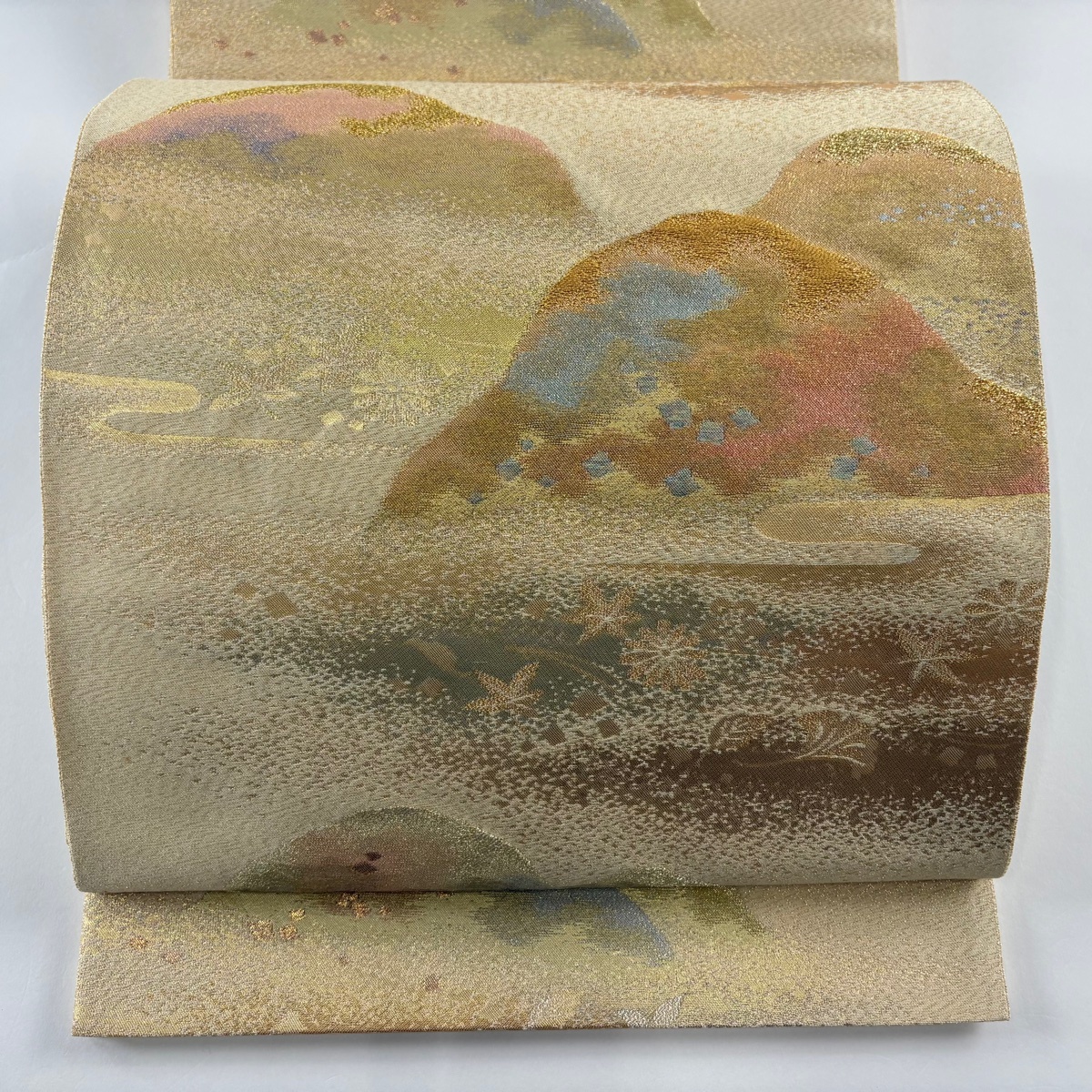 袋帯 美品 秀品 落款 山並み 草花 金糸 箔 ベージュ お太鼓柄 正絹 【中古】拍卖