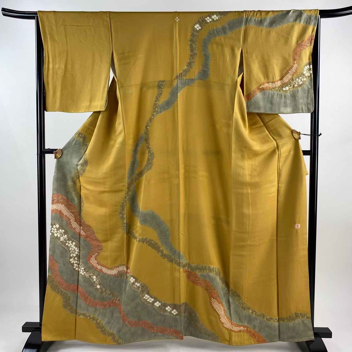 【在庫一掃】 訪問着 身丈161.5cm 裄丈65.5cm M 袷 滝泰 落款 芝 草花 刺繍 絞り 黄土色 正絹 名品 一つ紋 【中古】拍卖