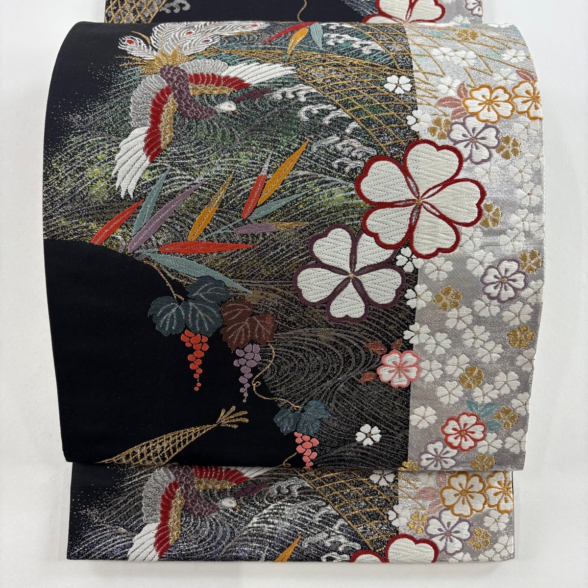 袋帯 美品 秀品 孔雀 桜 金銀糸 刺繍 黒 六通 正絹 【中古】拍卖