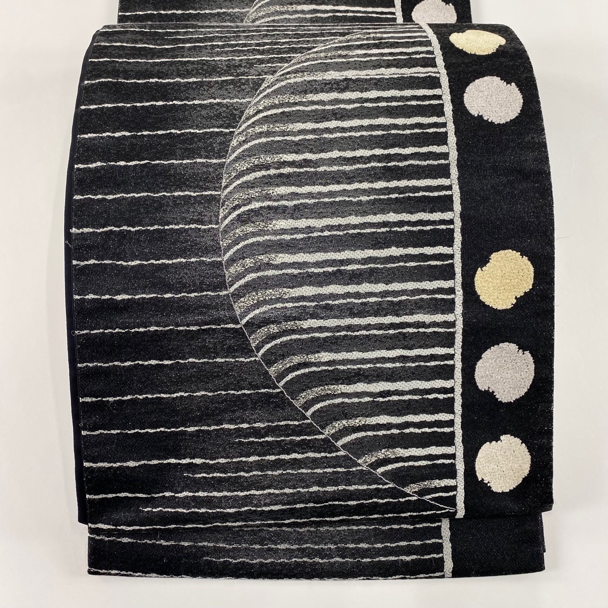 【在庫一掃】 袋帯 名品 横縞 幾何学模様 箔 黒 六通 正絹 【中古】拍卖