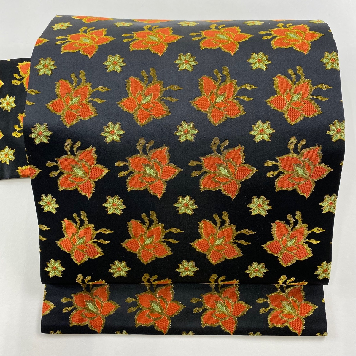 名古屋帯 美品 秀品 花 刺繍 金糸 黒 正絹 【中古】拍卖