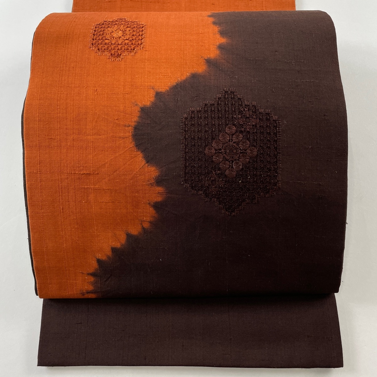 袋帯 美品 秀品 紬地 亀甲 幾何学 刺繍 焦茶色 お太鼓柄 正絹 【中古】拍卖