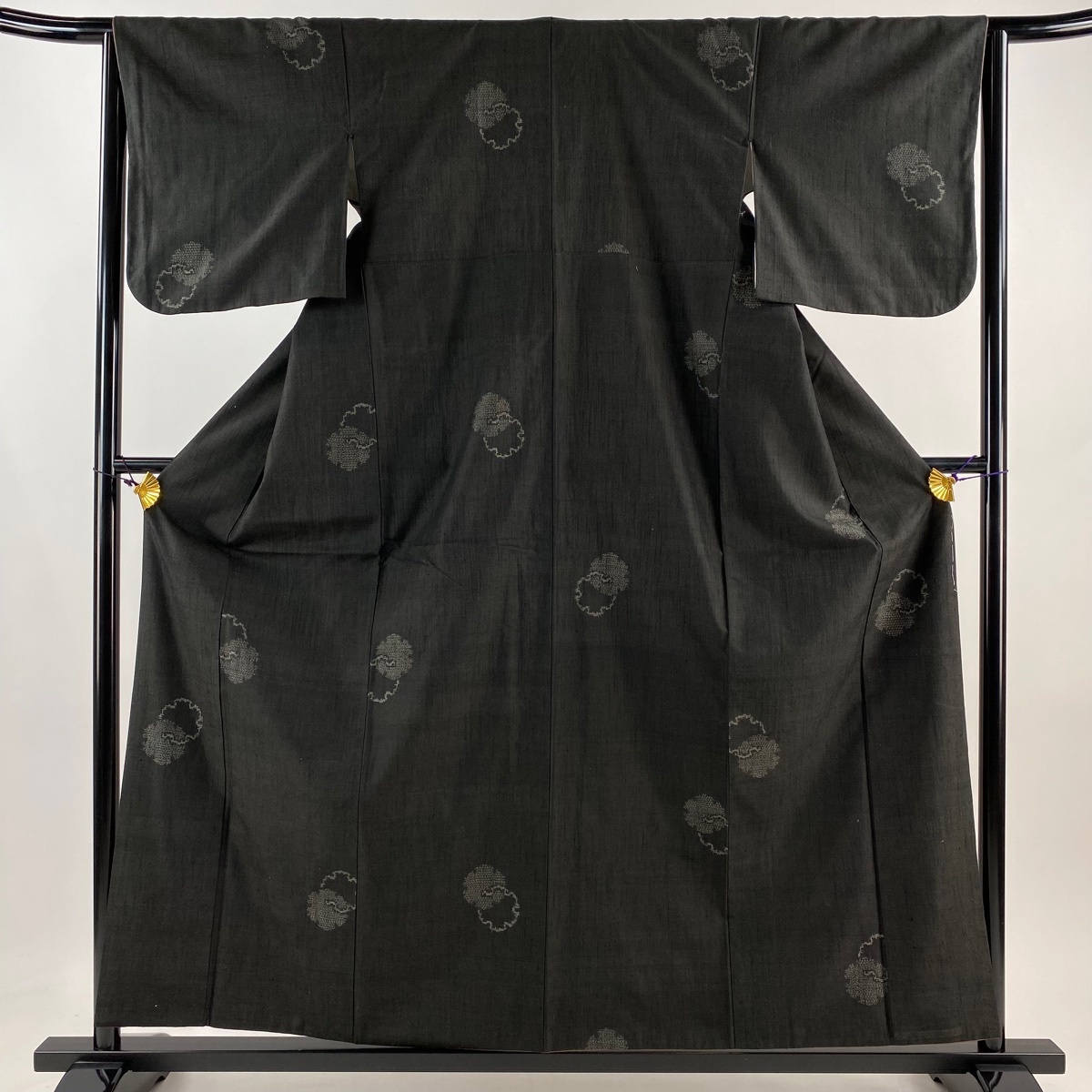 紬 身丈158.5cm 裄丈64.5cm M 袷 雪輪 亀甲絣 墨色 正絹 秀品 【中古】拍卖