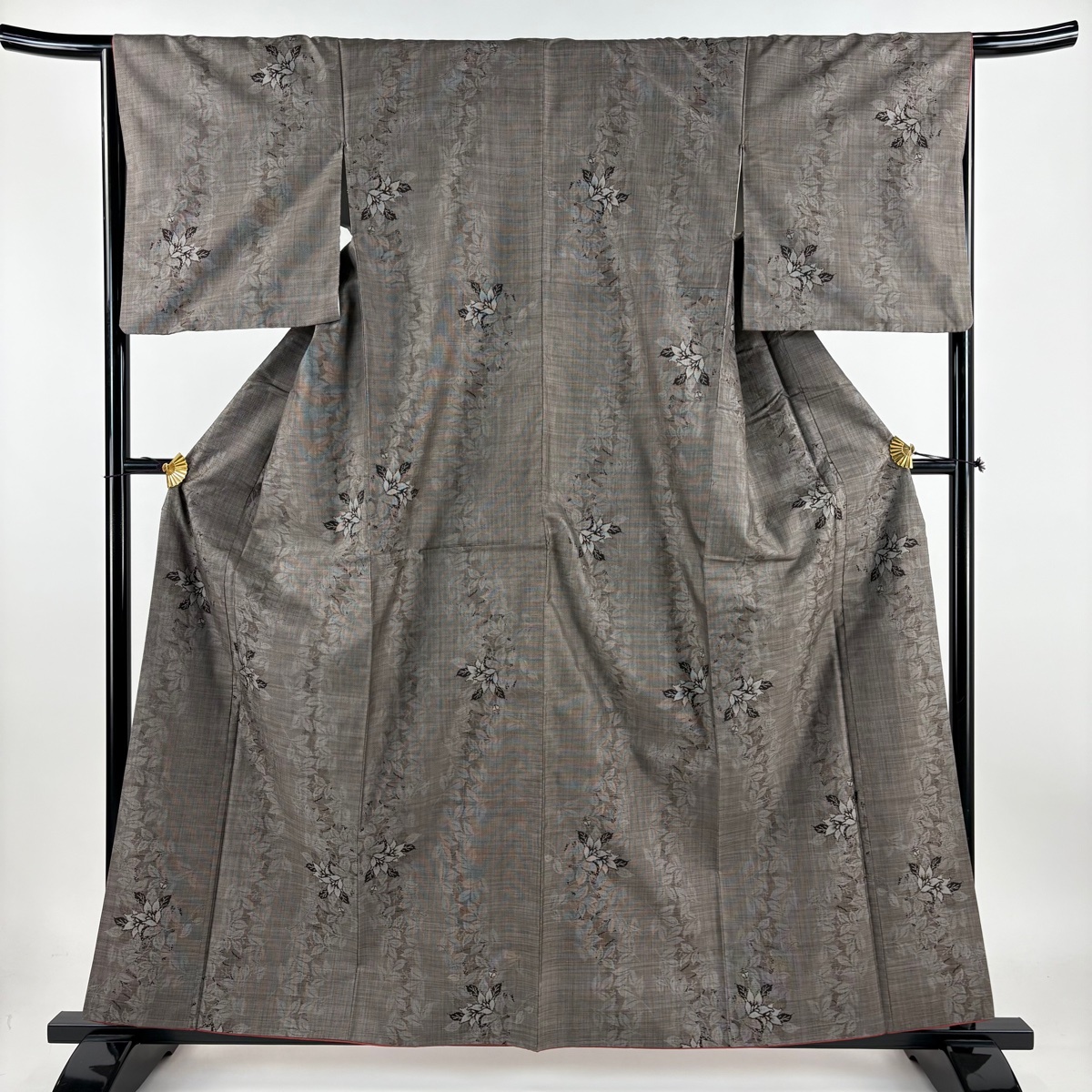 紬 身丈159.5cm 裄丈65.5cm M 袷 草花 焦茶色 正絹 名品 【中古】拍卖