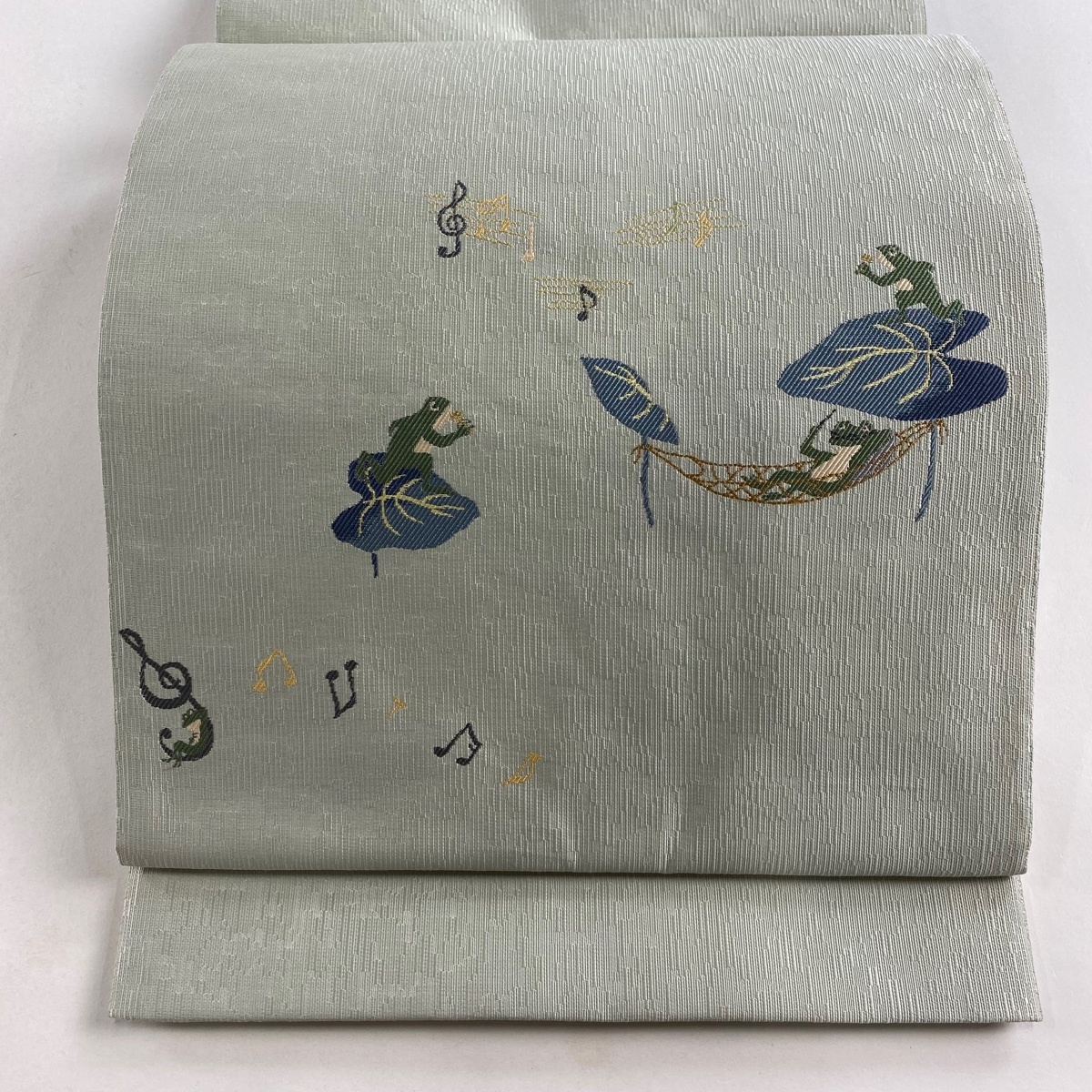 袋帯 逸品 かえる 音符 金糸 薄緑 お太鼓柄 正絹 【中古】拍卖