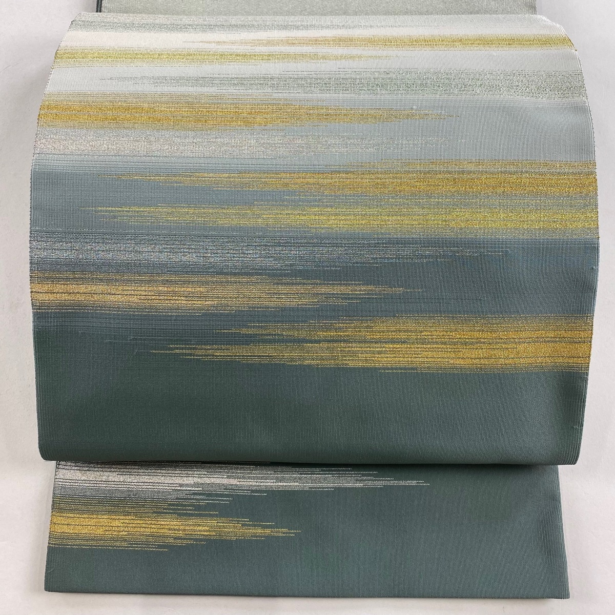 袋帯 名品 落款 三代目 波多野諦観 霞 箔 緑 お太鼓柄 正絹 【中古】拍卖