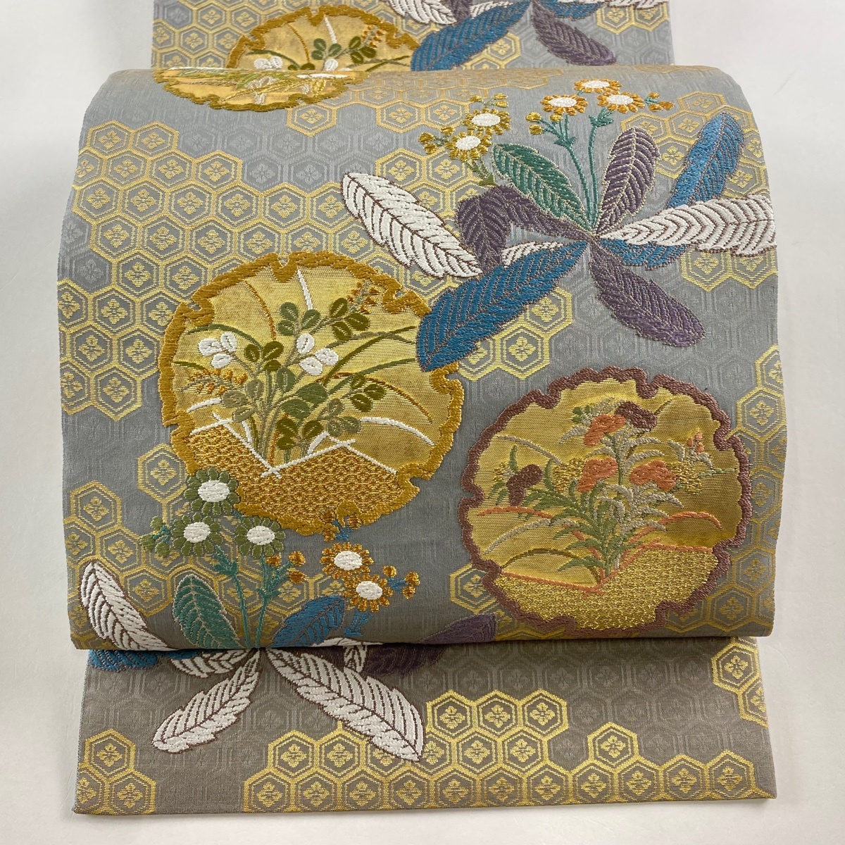 袋帯 美品 秀品 雪輪 草花 刺繍 金糸 灰色 お太鼓柄 正絹 【中古】拍卖