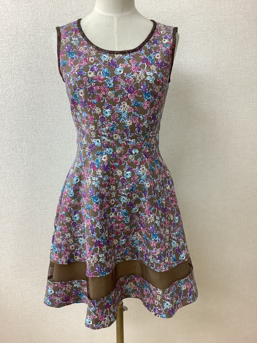 フリーズフレーズ 茶ベージュにピンク系花柄ワンピース シアーライン入り サイズM拍卖