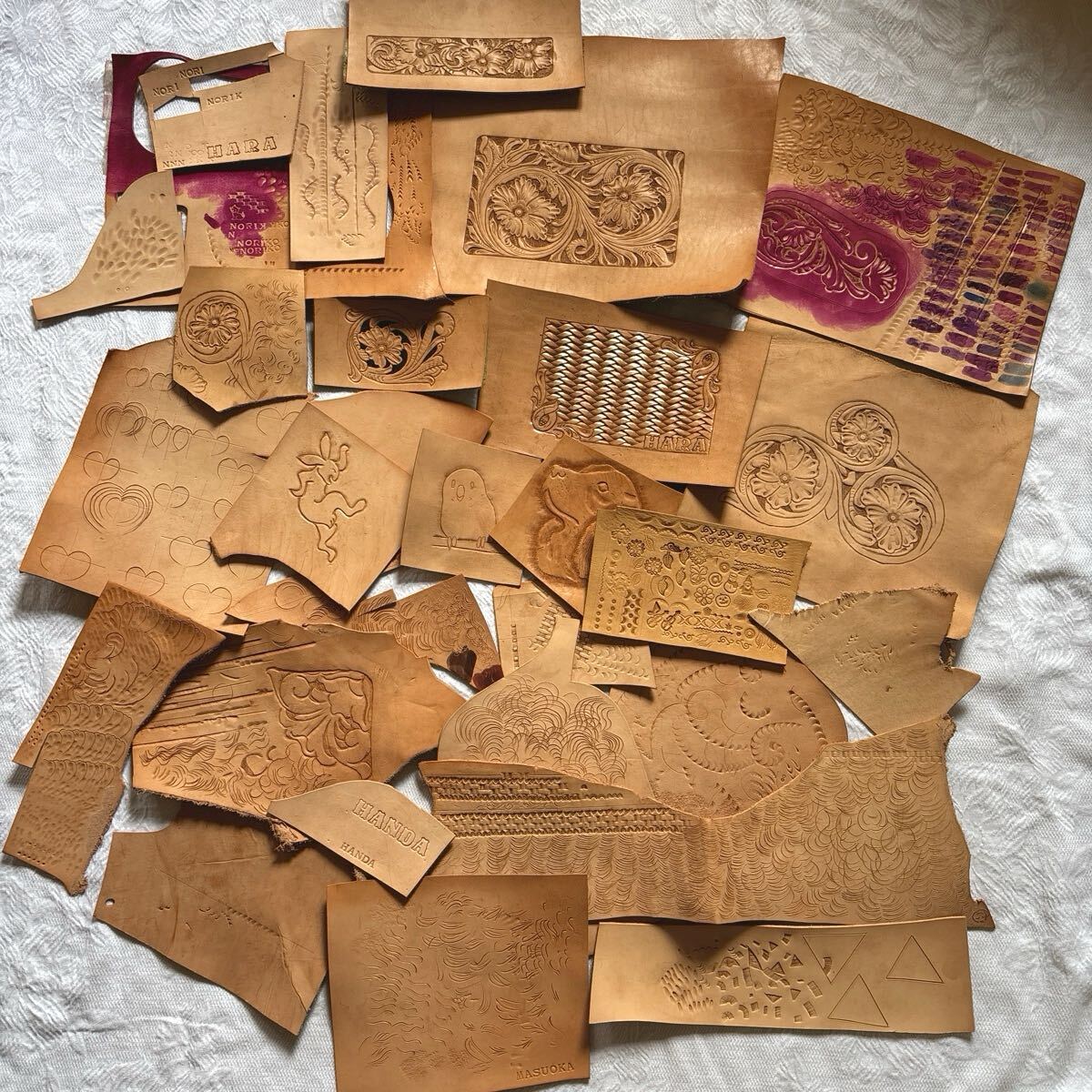 レザークラフト材料 牛革 カービング図案作品まとめ 約900g 革加工 ハンドクラフト レザークラフト ハンドメイド 拍卖