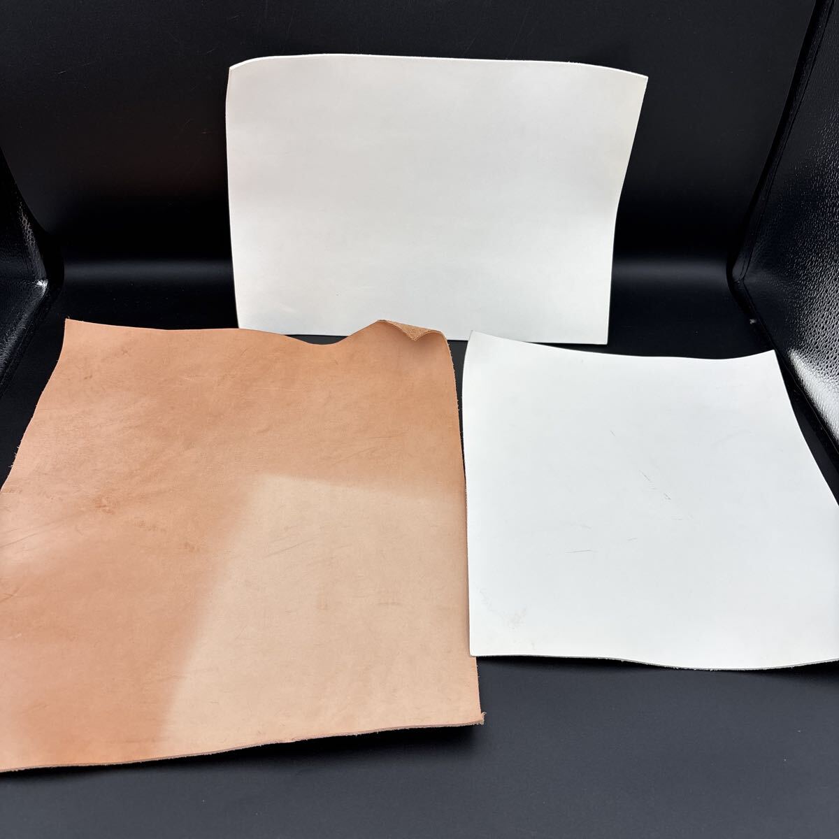 レザークラフト材料 牛革カット 白牛タンロー ナチュラルレザー牛革3種 はぎれ 革加工用レザー  レザークラフト ハギレ拍卖