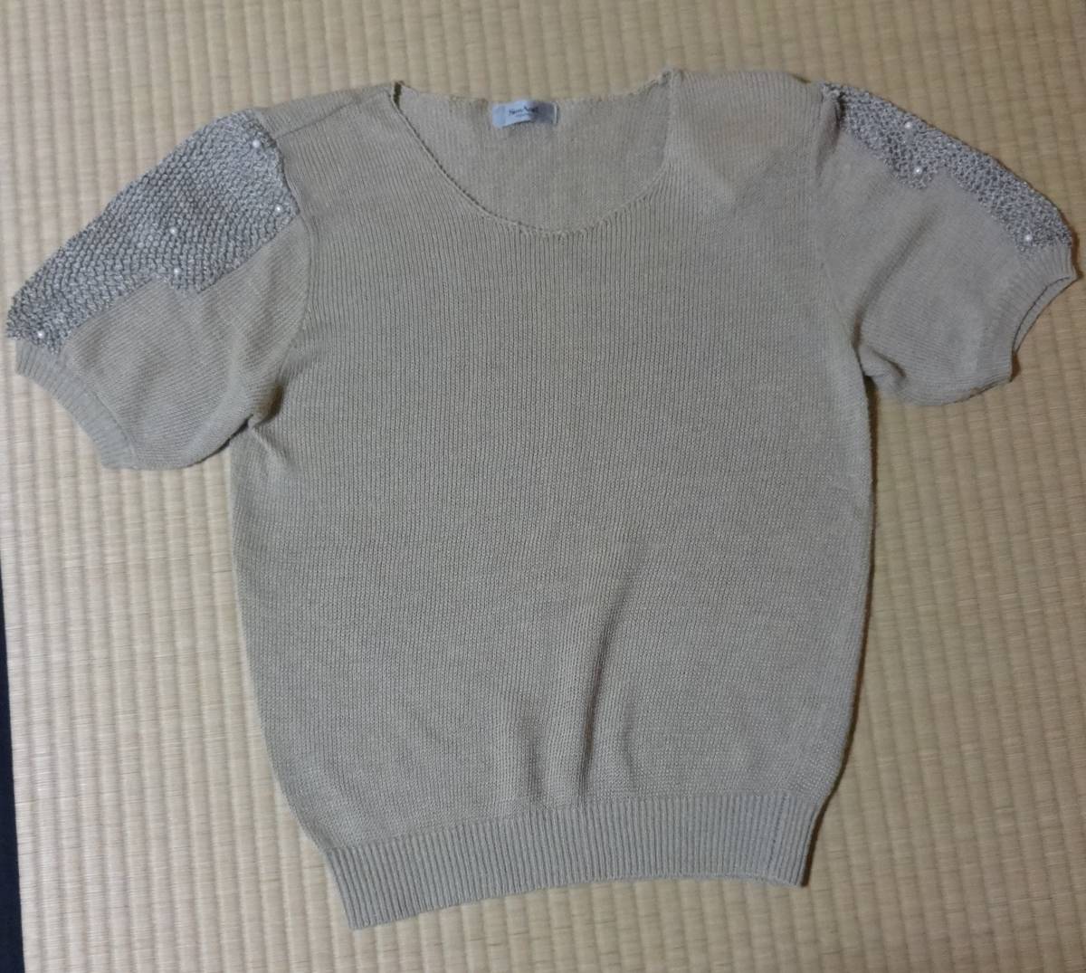 中古!Sun Aokiのベージュ半袖ニットセーター(袖に模様編み)、サイズL拍卖