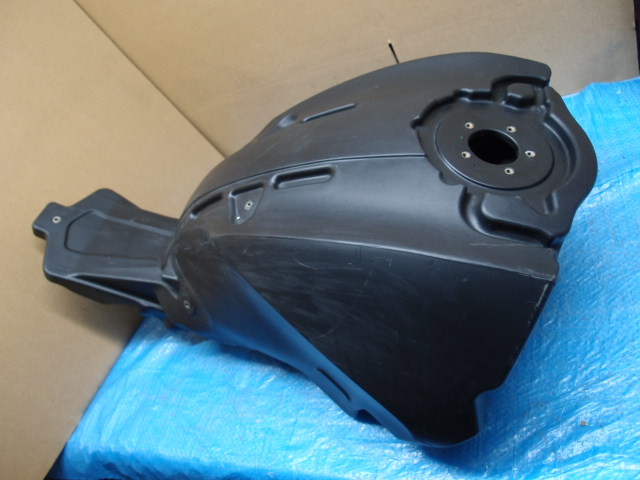 ドゥカティ 樹脂タンク 純正品☆彡 車種不明 倉庫内にて長期保管されていた部品☆彡拍卖