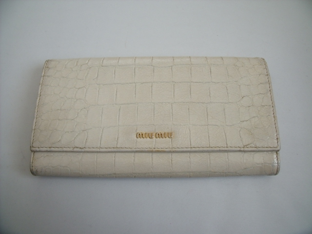 質店鑑定済み $ 美品 $ ◆ ミュウミュウ ◆ miumiu ◆ クロコ 型押し レザー素材 ・ 2つ折り 長財布 ◆ 白系 ホワイト系 ◆ 送料無料!!拍卖