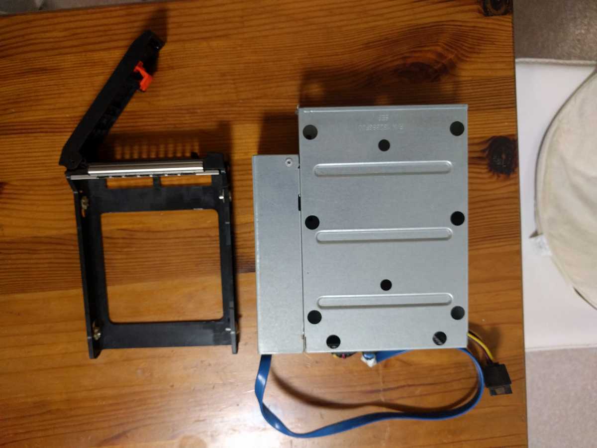 マウンター HDD です。ピンが一つ欠品しています。拍卖