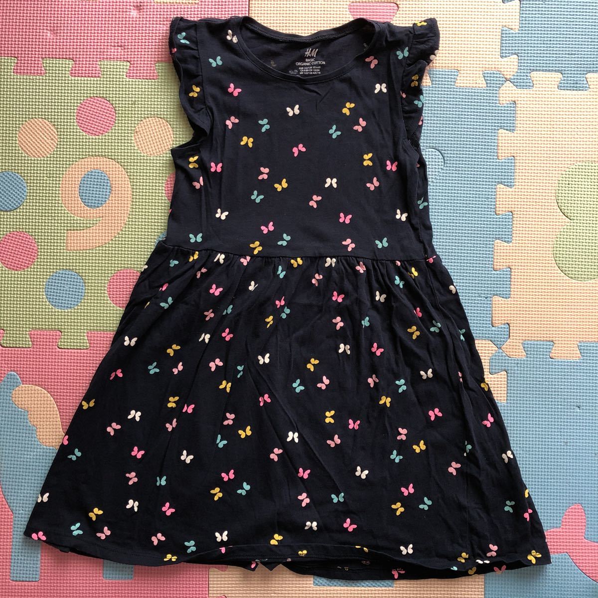 【美品即決!】H&Mとっても可愛くて涼しそうな女の子用ちょうちょ柄ワンピース122cm 120cm ボーダーワンピース拍卖