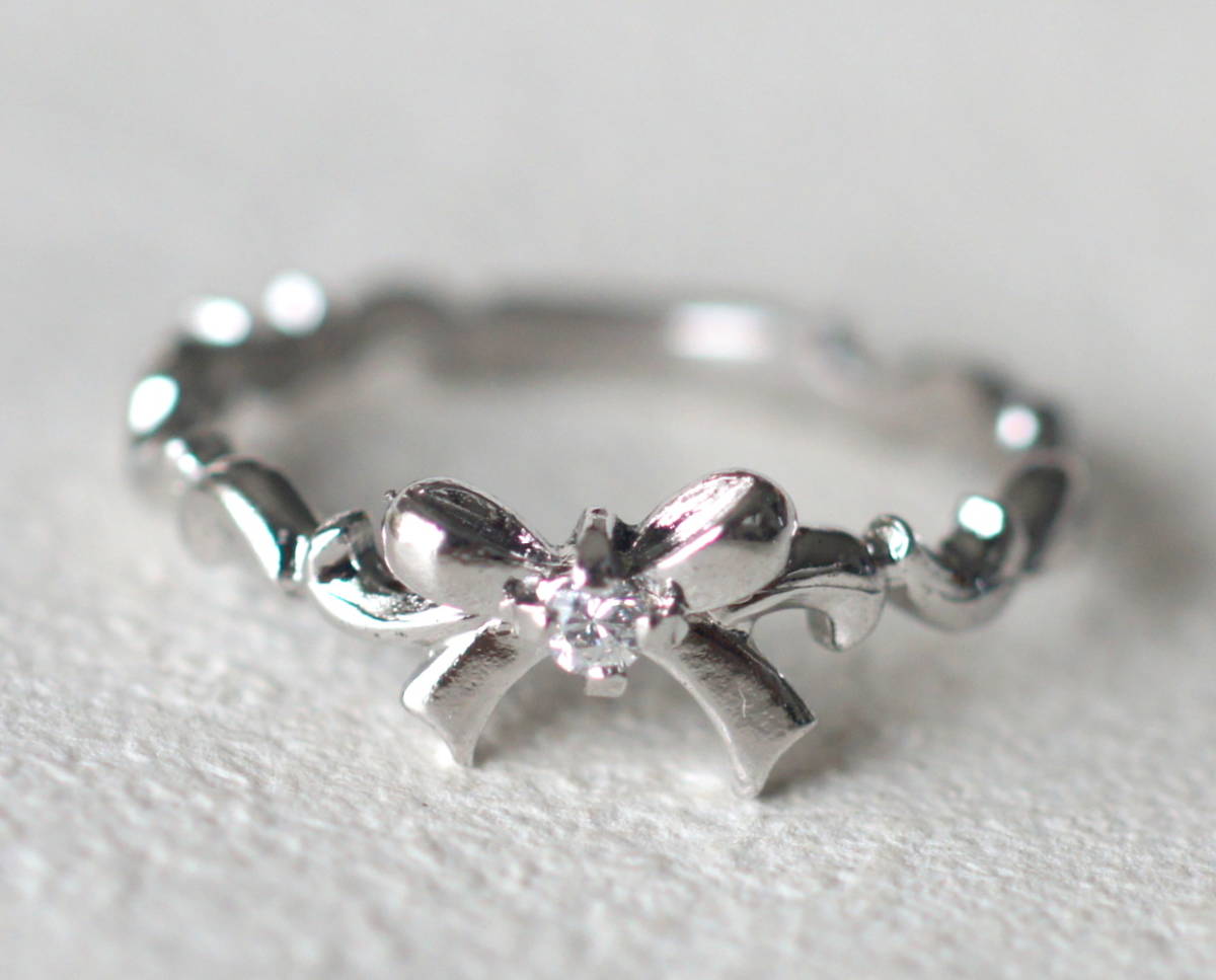 シルバー製 一粒ジルコニア付きリボンのリング 約11号拍卖