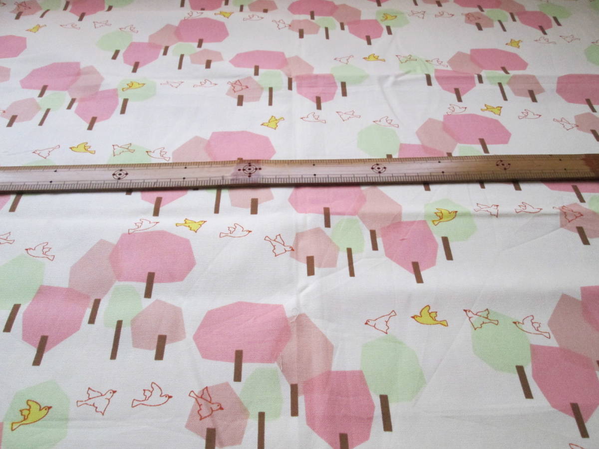 即決 約153巾×88cm 生成り地 木や小鳥の柄 オックス (実際と色合いが少し違って写っている)ダブル巾拍卖