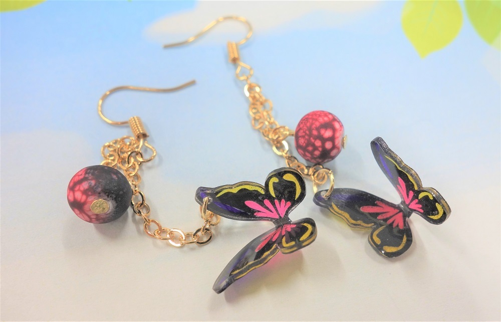【プラ板蝶々ピアス/油性ペンで色染】送料無料/ハンドメイド/ハンドメイドピアス拍卖