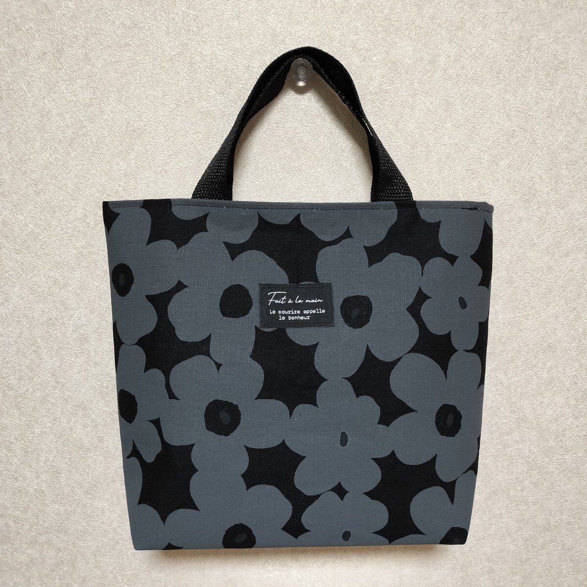 トートバッグ ハンドメイド 小さめトートバッグ サブバッグ 黒 花柄 ランチバッグ お散歩バッグ拍卖