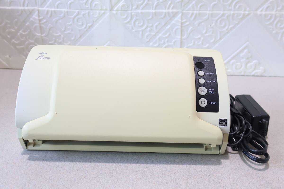 G9846 P 完動美品 2019年製 Fujitsu fi-7030 A4 ADF ドキュメントスキャナー ACアダプター付属 正常動作確認済み 16V 2.5A拍卖
