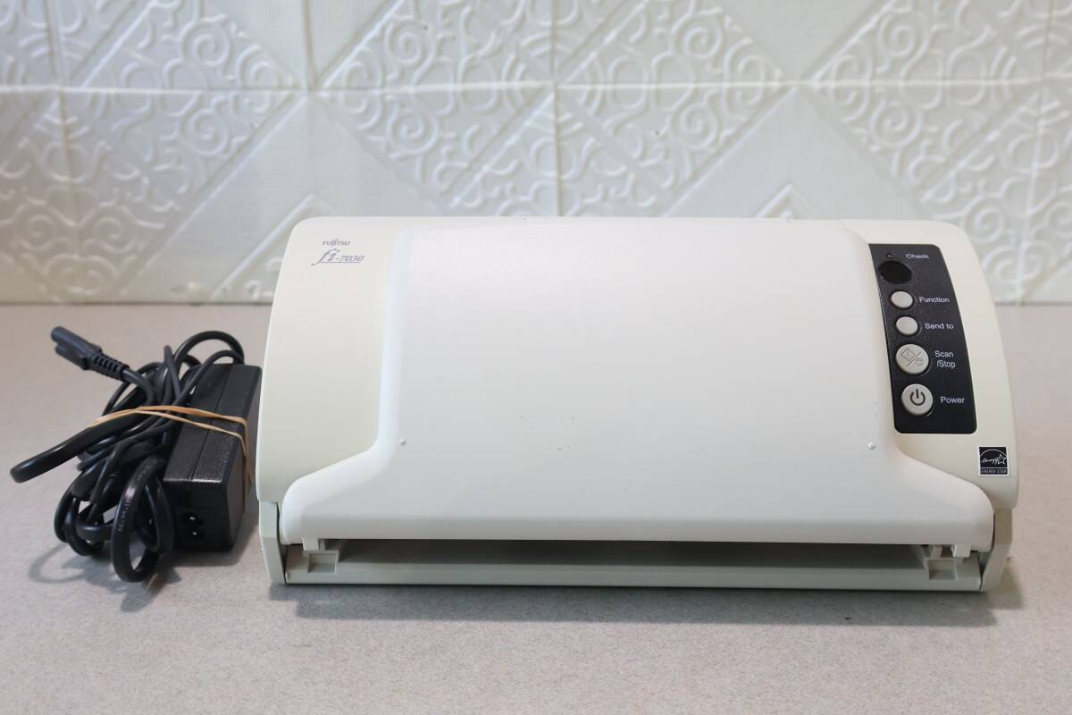 G9840 P 完動美品 2017年製 Fujitsu fi-7030 A4 ADF ドキュメントスキャナー ACアダプター付属 正常動作確認済み 16V 2.5A拍卖