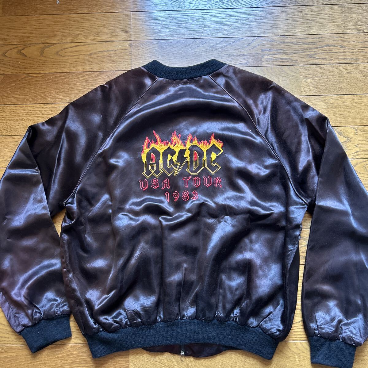 ヴィンテージAC/DCツアージャケット1983スカジャンアメカジACDC スーベニアサテンジャケット拍卖