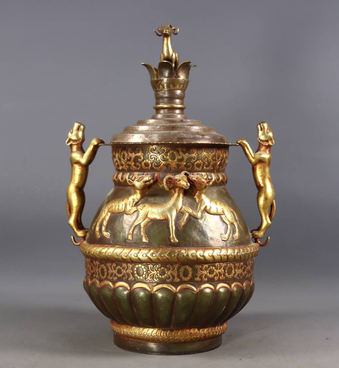 旧蔵 清 純手工打造 局部塗金 高浮彫 鏨刻罐 銅製品 銅器 極細工 中国古玩 骨董品 古美味 208拍卖