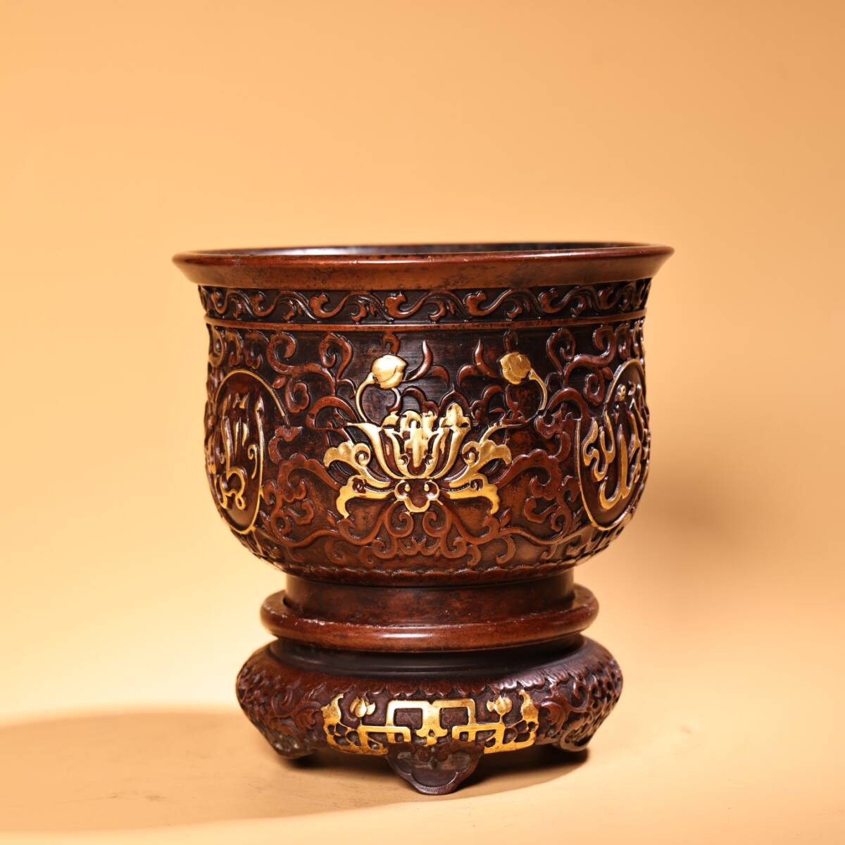 旧蔵 大明 宣德年製 純銅 紫銅 高レリーフ鏨刻鏨工 塗金回文香炉 香道具 置物 銅製 銅器 極細工 中国古玩 骨董品 古美味 208拍卖