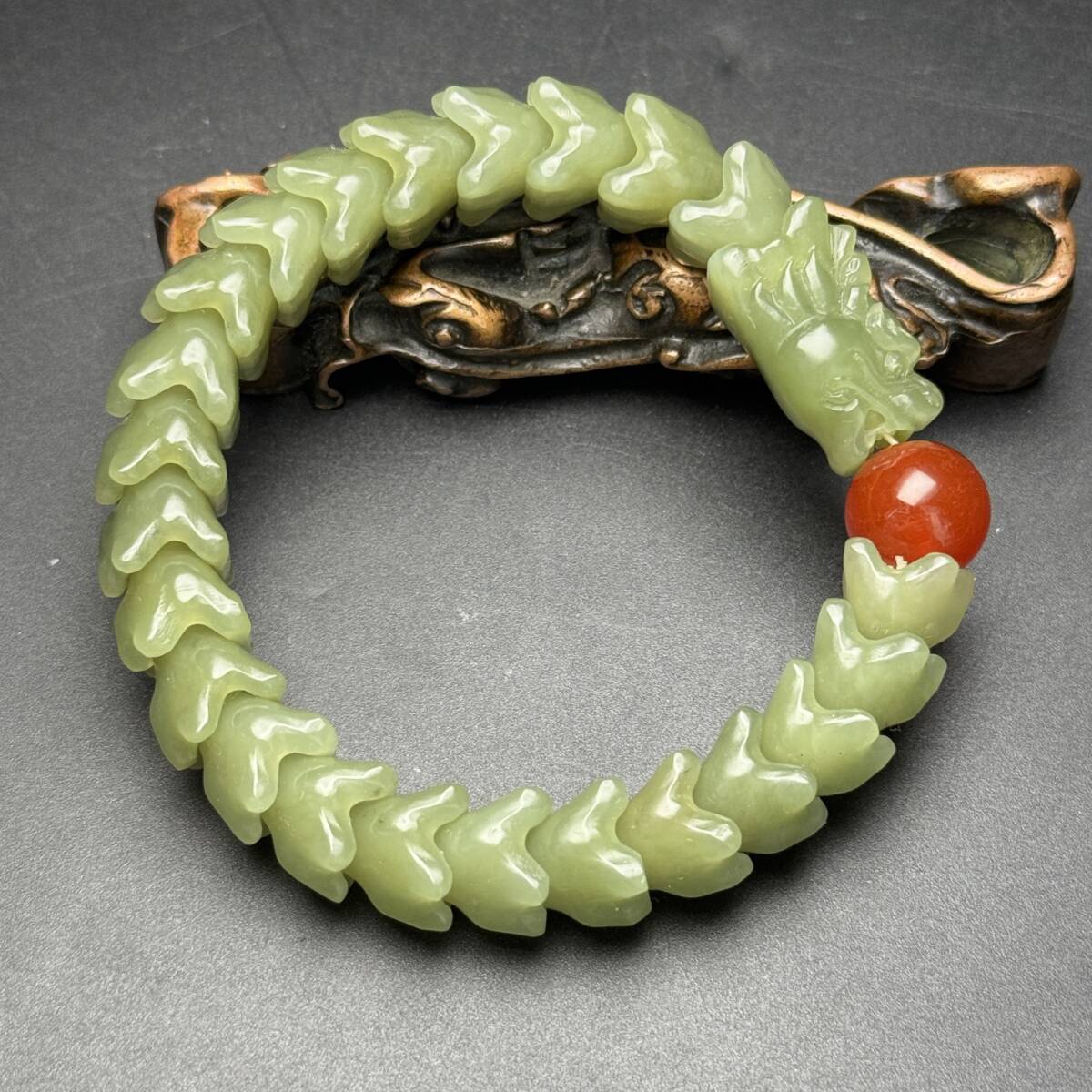 旧蔵 清 玉彫 和田玉老黄玉 龍骨手鏈 象征神龍昂首 鴻運當頭 表達對事業成功或社會地位的期許 玉質温潤 極細工 中国古玩 骨董品 古美味 208拍卖