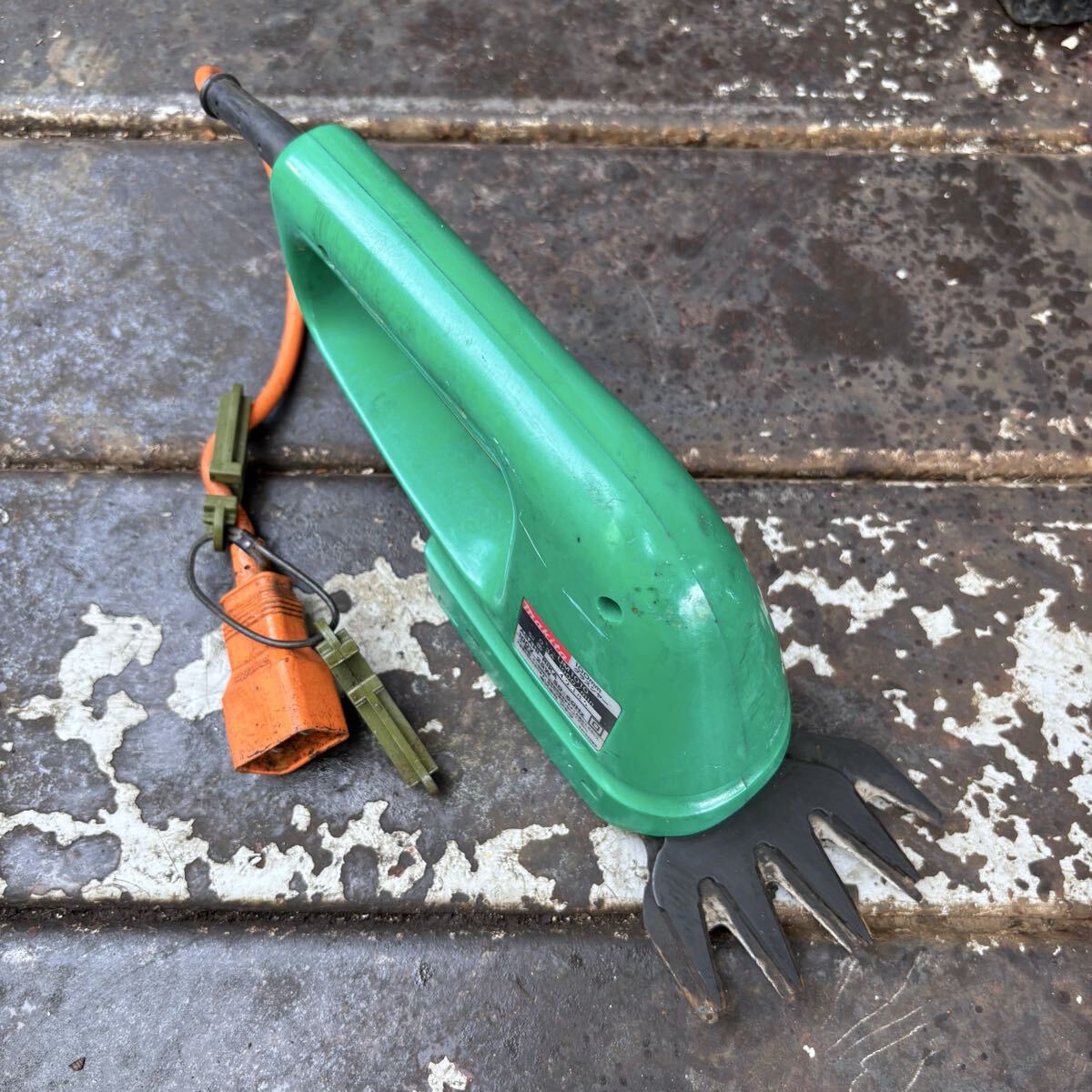 makita マキタ 電動 芝生バリカン 芝刈り 100mm グラスシャー UM1010 刈払機 草刈機 ヘッジトリマー HIKOKI ハイコーキ RYOBI拍卖