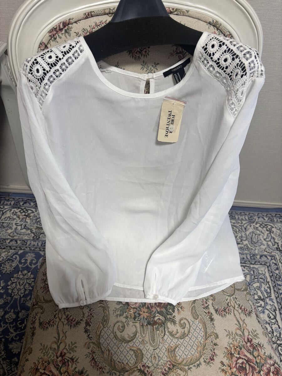 新品未使用タグ付きFOREVER 21 Mサイズゆったり シャツブラウス 上品 トップス 肩レースきれい 即決あり拍卖