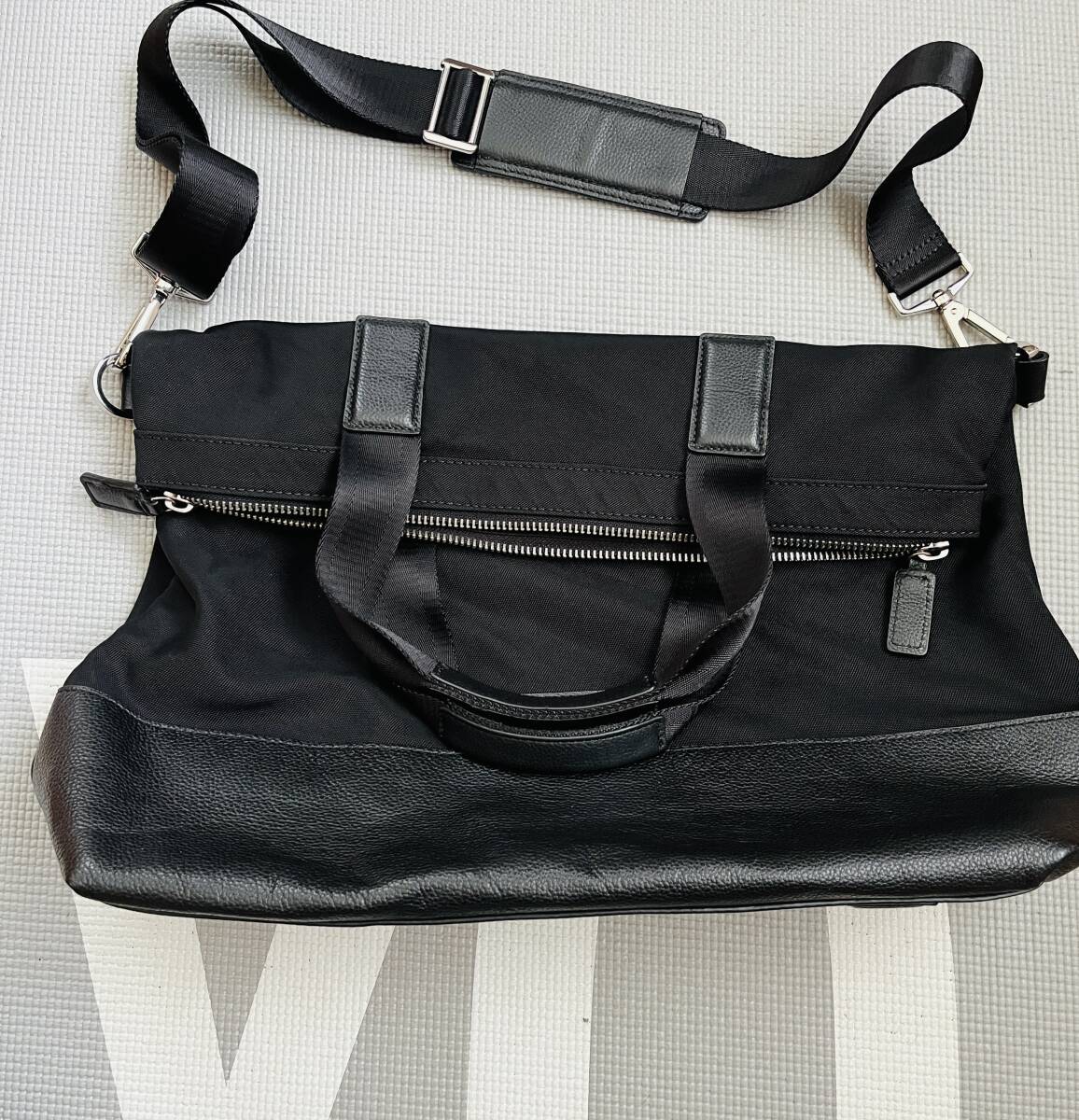 極美品 バナナリパブリック 2WAY ショルダーバッグ 黒 レザー×ナイロン 大容量 男女兼用拍卖