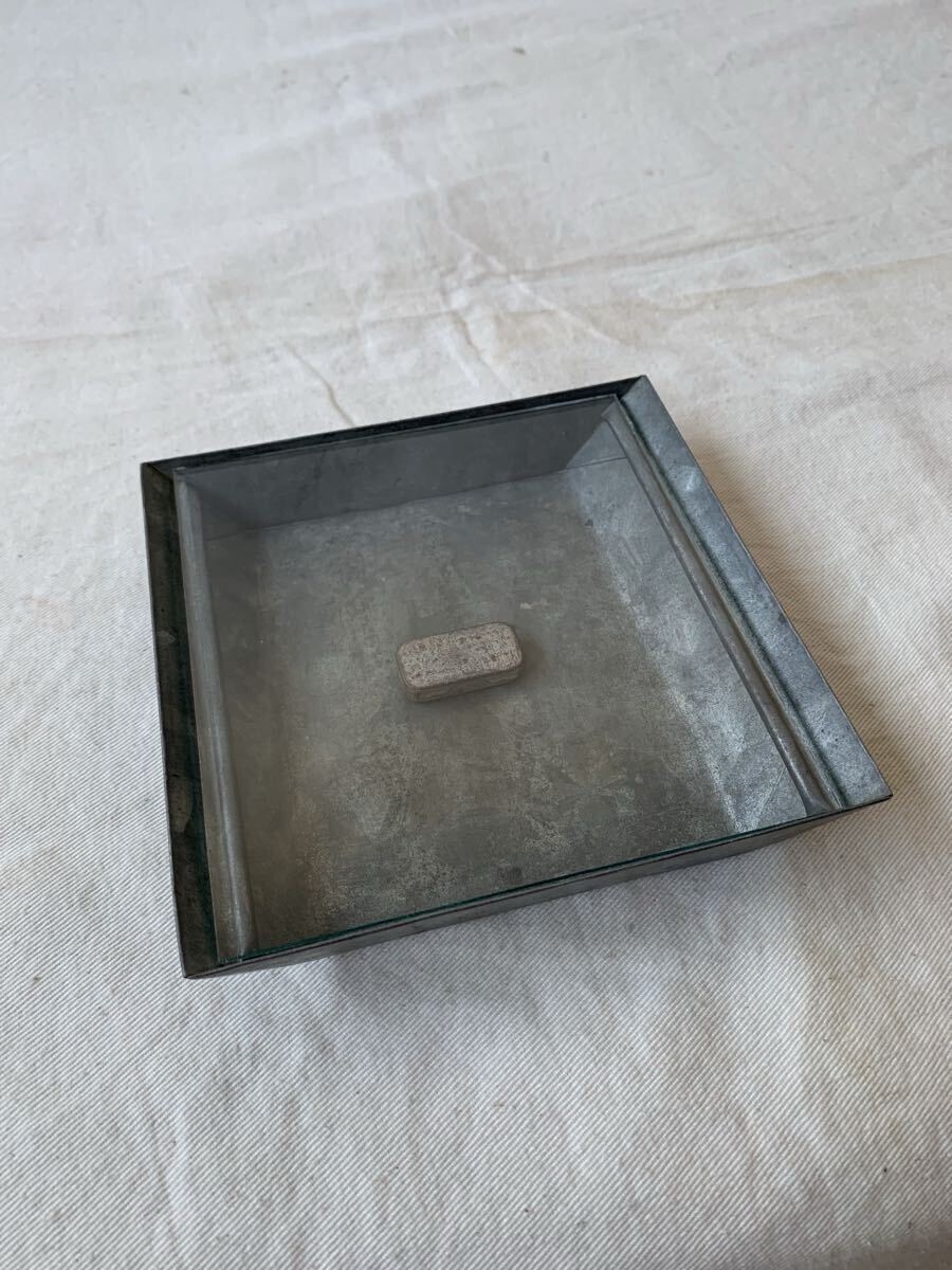 ガラス板取り外し可能ブリキトレー 小物アクセサリー入れ展示台古道具インダストリアルアンティークビンテージ什器インテリアディスプレイ拍卖