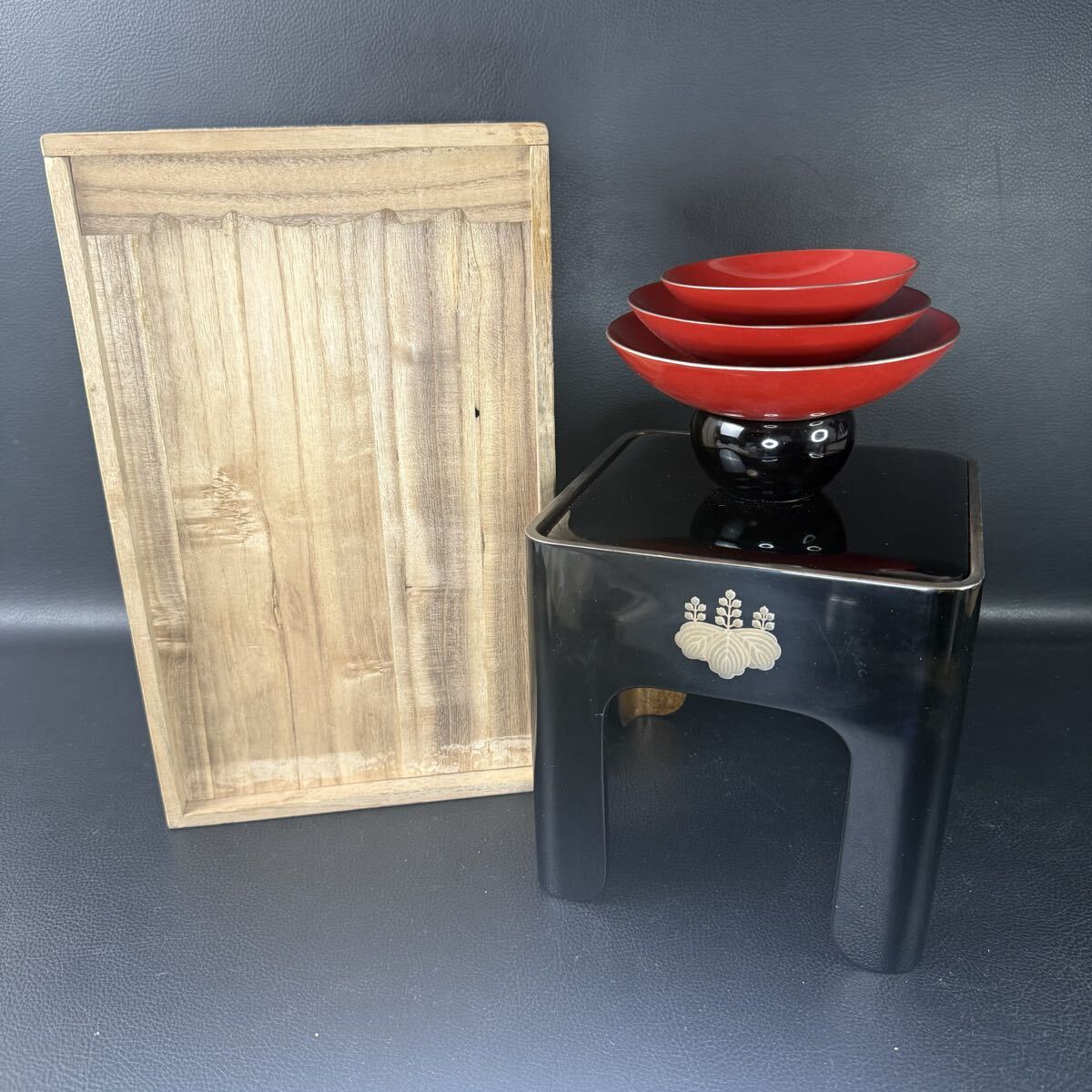 『古い 銀彩 桐紋 三ツ盃 盃台 セット 共箱付 昭和26年 吉田茂 寄贈』 茶道具 木工芸 漆芸 金梨地 漆器 木製 三つ盃 杯 花月台 酒器 屠蘇器拍卖