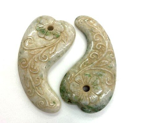 ★ 100111 まがたま 勾玉 天然石 花彫 置物 2枚1組 幅6x奥行11.5x高さ1.5cm 未使用 ★拍卖