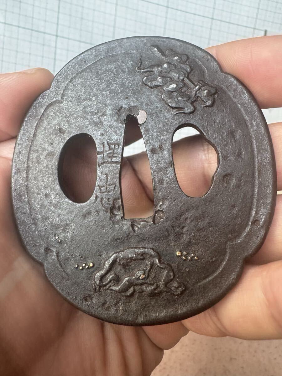 15 鍔 鐔 木瓜 鉄地 在銘 埋忠 象嵌 剣 雲 竜 梅? 珊瑚? 高彫り 鋤残耳 刀装具 文鎮 日本刀拍卖