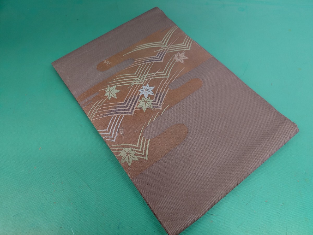 ● 99 くすみカラー 濃いベージュ/茶系 椛 紅葉 葉 模様 とても 美しく 素敵な 夏帯 六通 名古屋帯 中古 ③拍卖