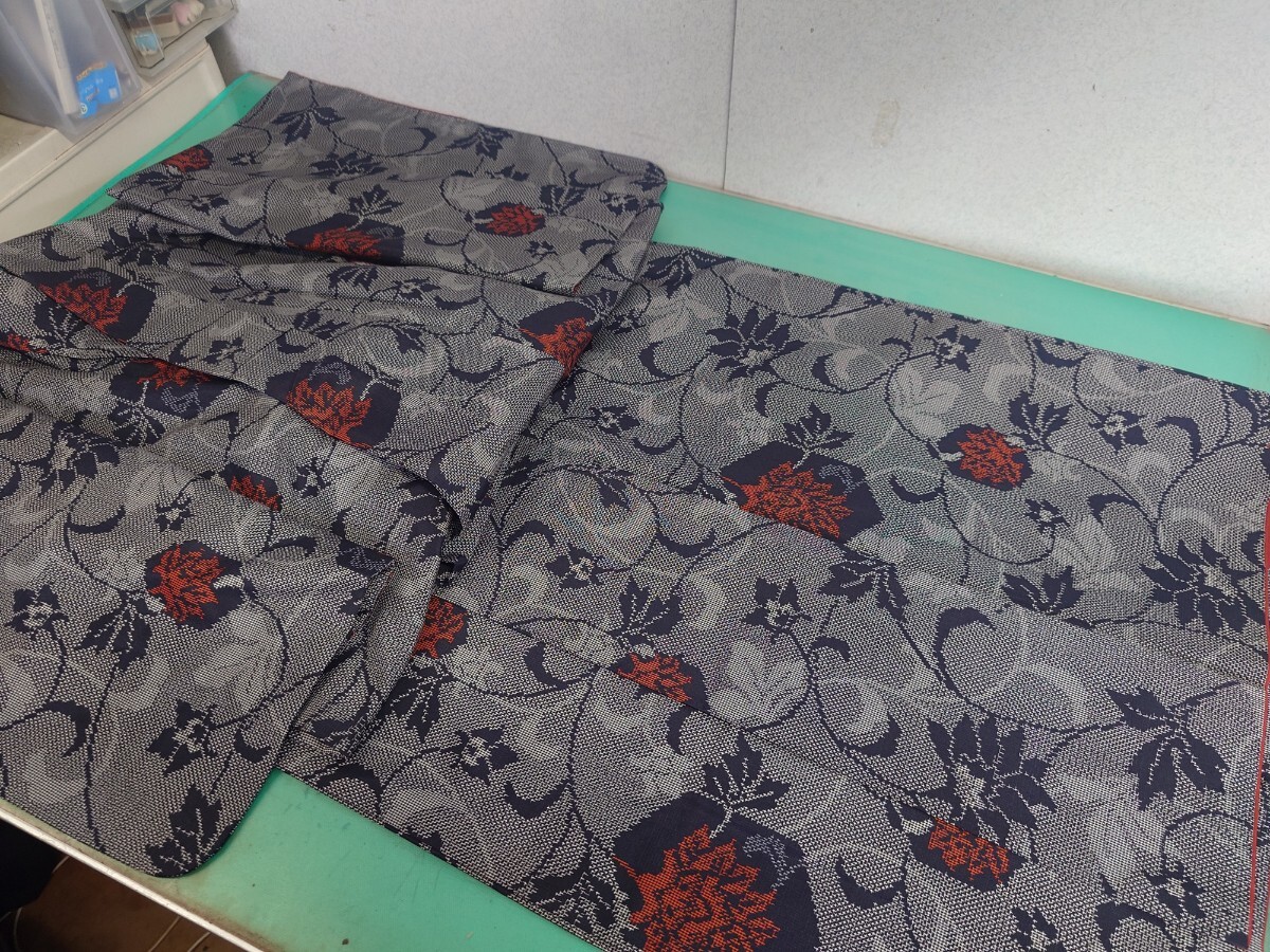 ●150 高級 大島紬 赤 薔薇?花 蔓 葉 模様 柄 同窓会 観劇 美術館 ショッピング 茶話会 オシャレ着 リメイク レトロ アンティーク 美品③拍卖