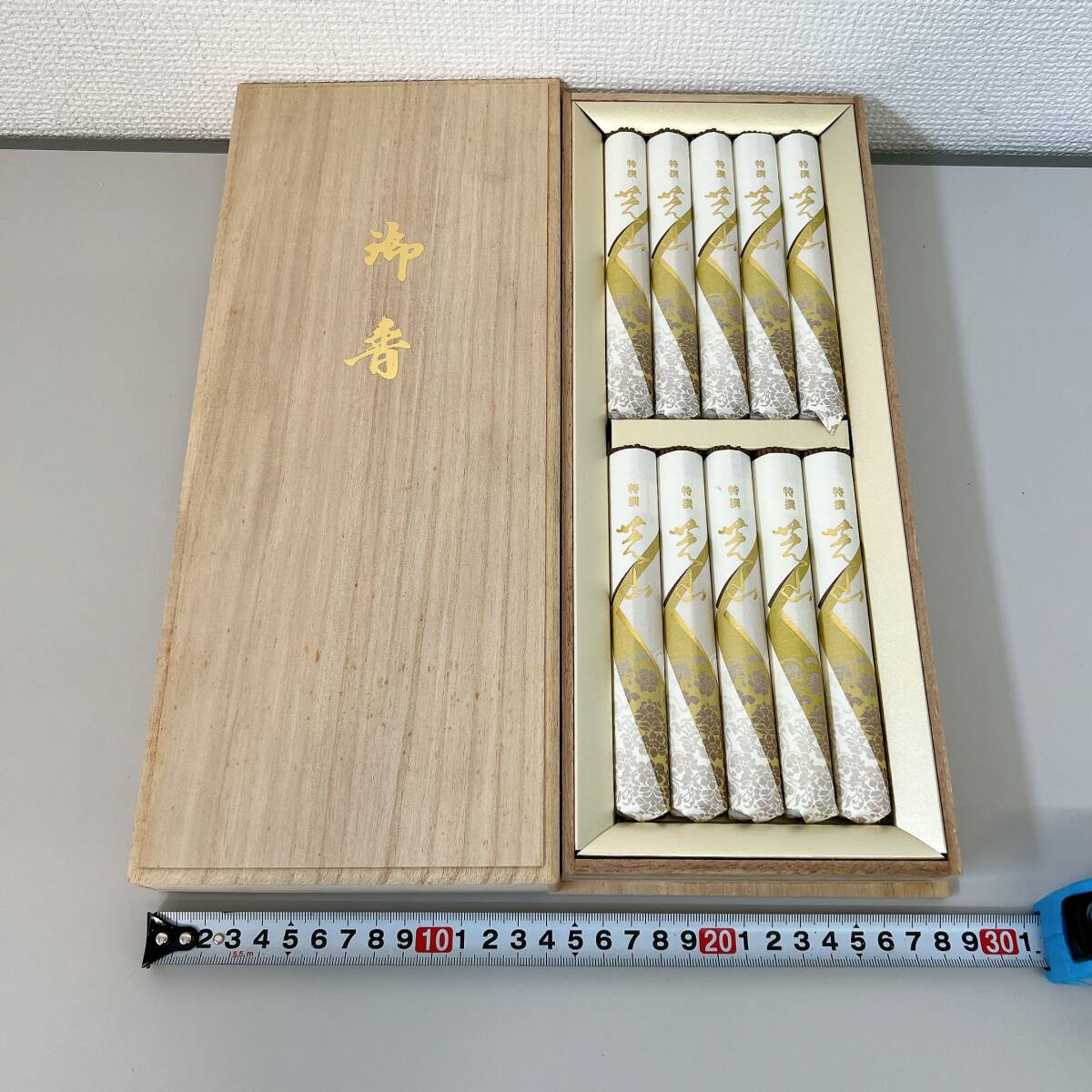 日本香堂 線香 お香 桐箱入り 特撰芝山 10入 贈答用線香 未使用 ※箱にシミなど汚れあり拍卖